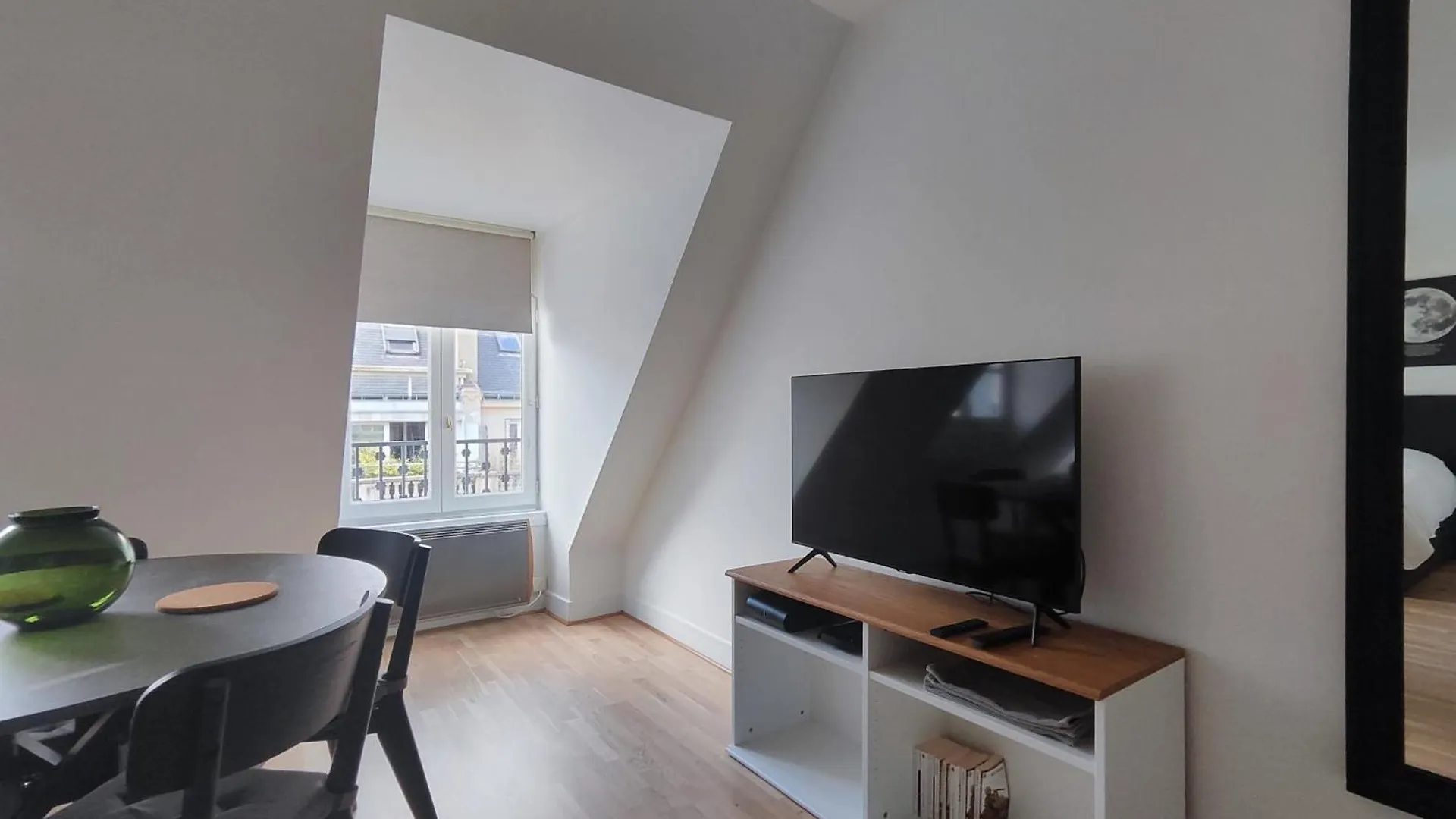Daire Rue De Berri - 8 *